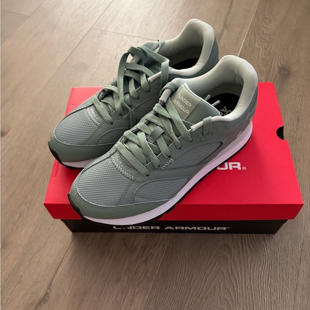 Under Armour women’s Olive Sneakers